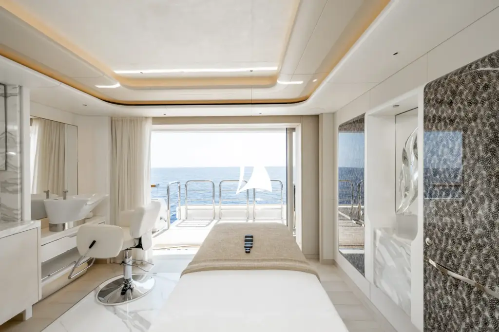 ALVIA - Owner's deck massage and beauty salon