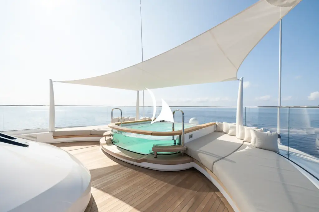 ALVIA - Sun deck jacuzzi and lounging area