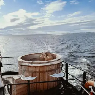 FREYA Hot tub