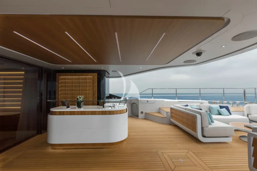 MAVERICK - Main Deck Aft Bar