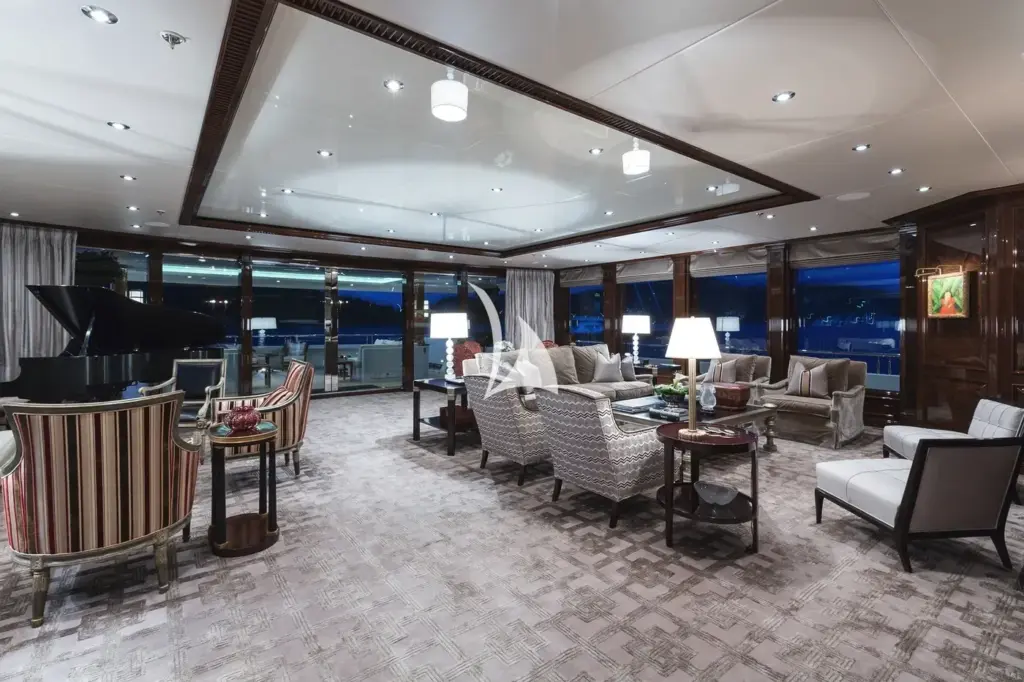 INVICTUS - Main salon