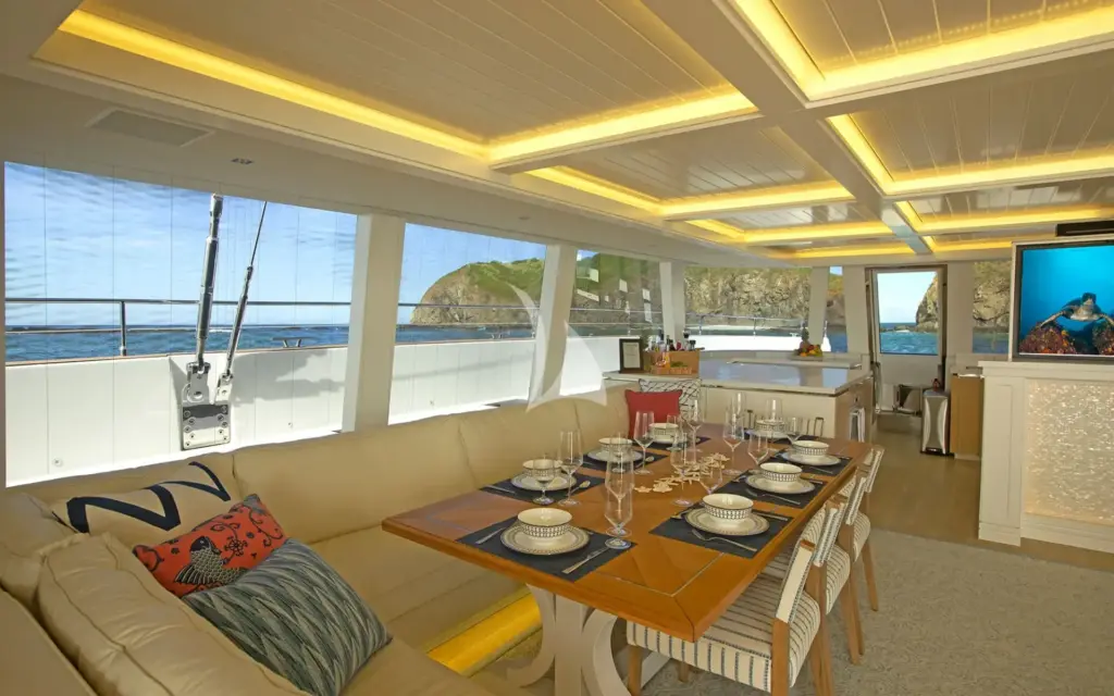 BUNDALONG - Main salon dining for eight