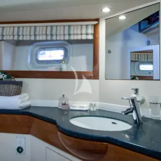 MIDNIGHT main guest cabin en-suite