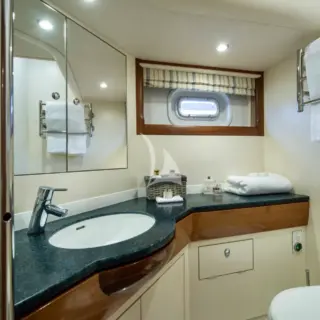 MIDNIGHT guest en-suite