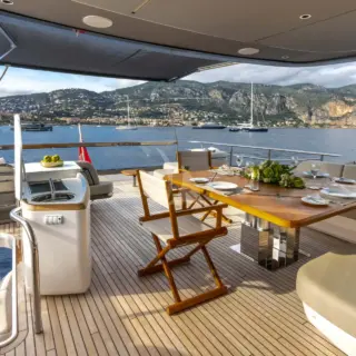 M/Y KORA - Flybridge Seating & Dining