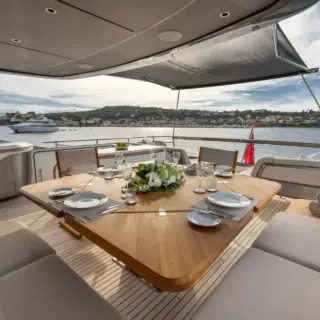 M/Y KORA - Flybridge Seating & Dining