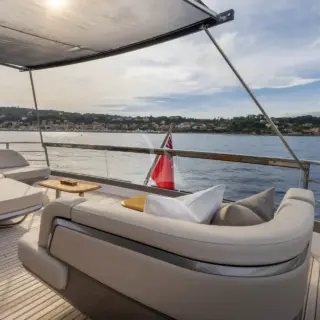 M/Y KORA - Flybridge Seating & Dining
