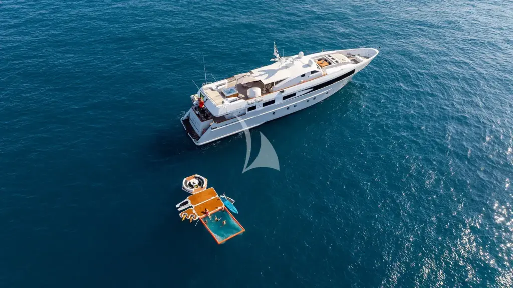 SOPHIE BLUE - Exterior 