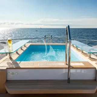 Jacuzzi & bar at the bow