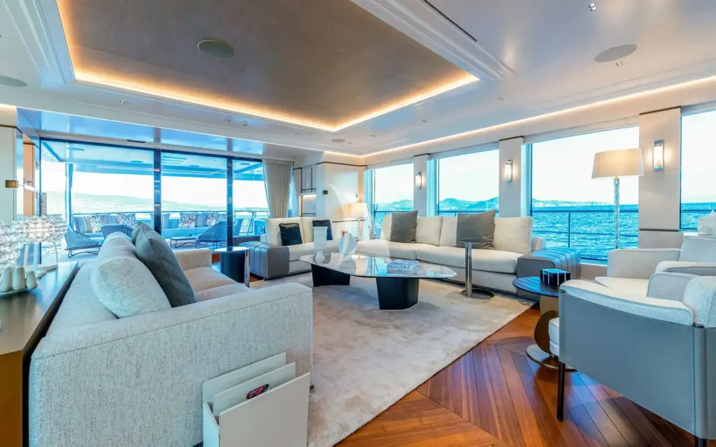 M55 - Main deck saloon