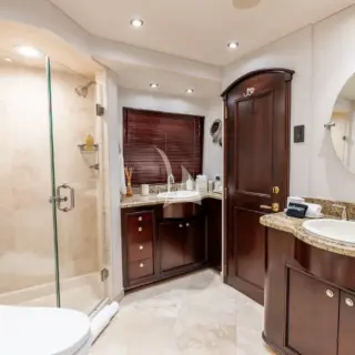 Master Stateroom En-suite