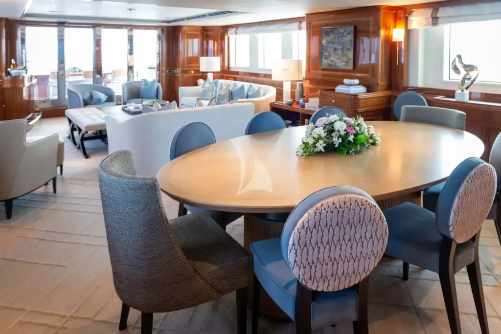 METSUYAN IV - Main Salon Dining