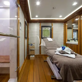 Top deck beauty area
