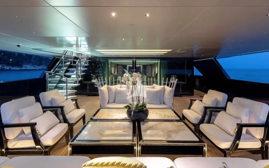 SARASTAR - Main deck aft