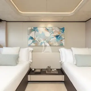 Convertible double/twin guest cabin