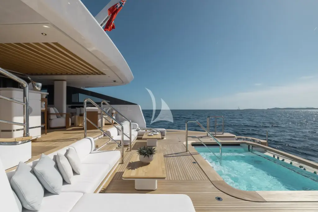 ASANI - Main deck aft