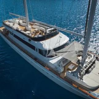 Lady Gita sundeck