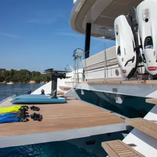 Hydraulic swim platform
