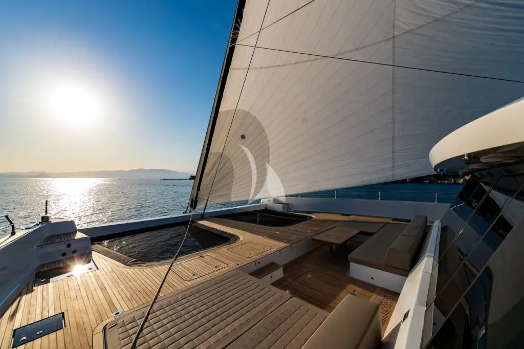 Endless Horizon - Foredeck