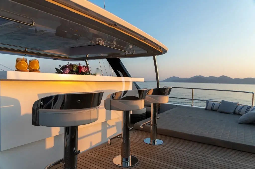 Endless Horizon - Flybridge