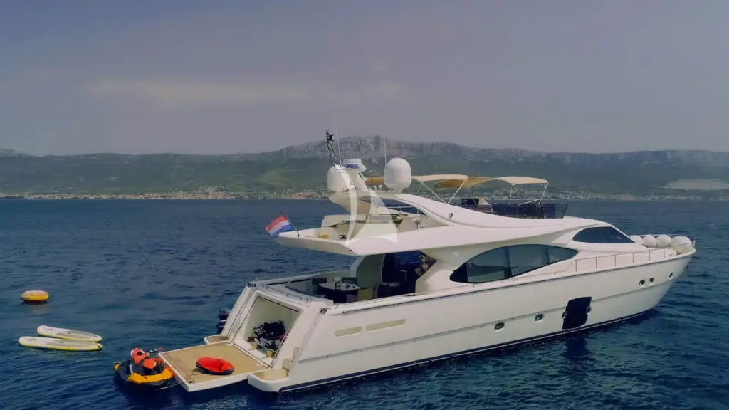 ORLANDO L - Starboard side with toys