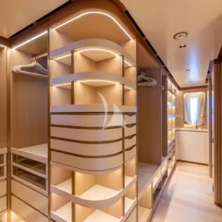 Master cabin - Walk-in Dressing Room