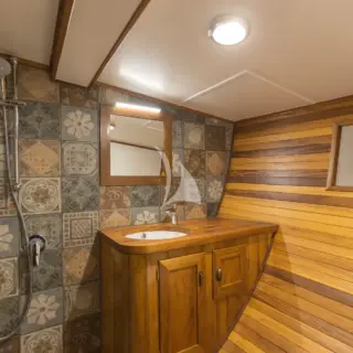 Double suite bathroom