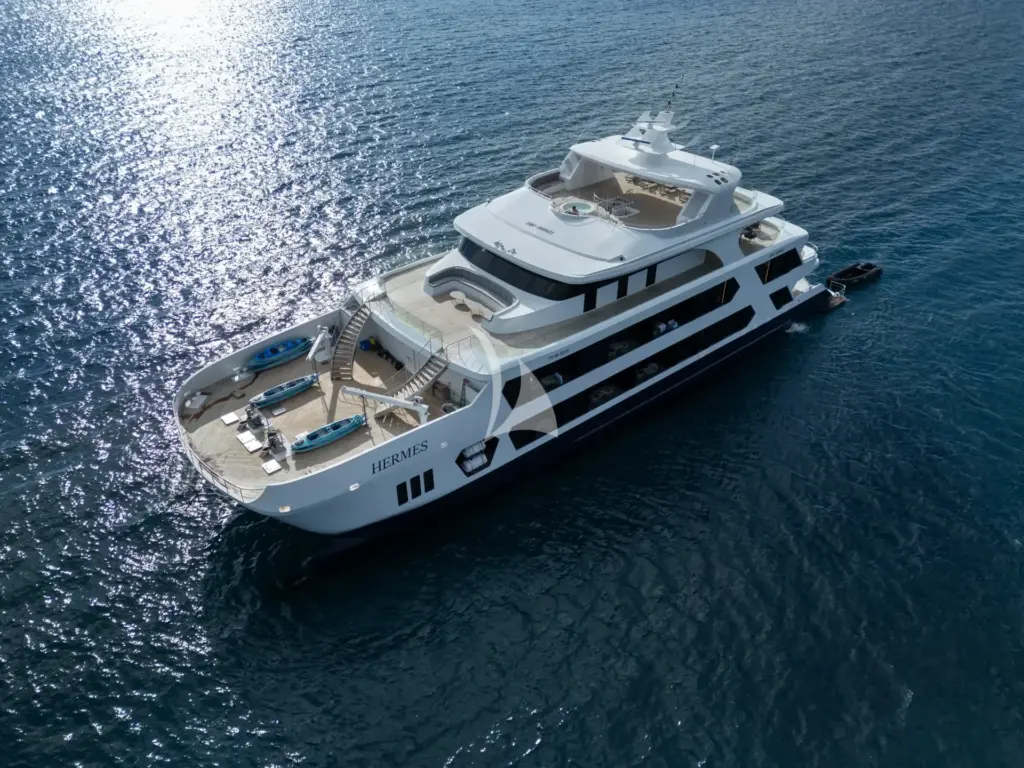 Hermes at anchor front quarter