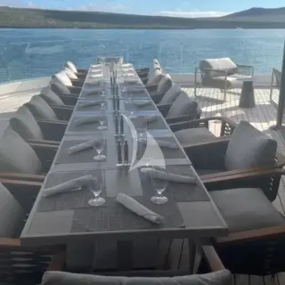 Flexible dining arrangements for groups of all sizes