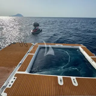 FLOATING YACHT POOL