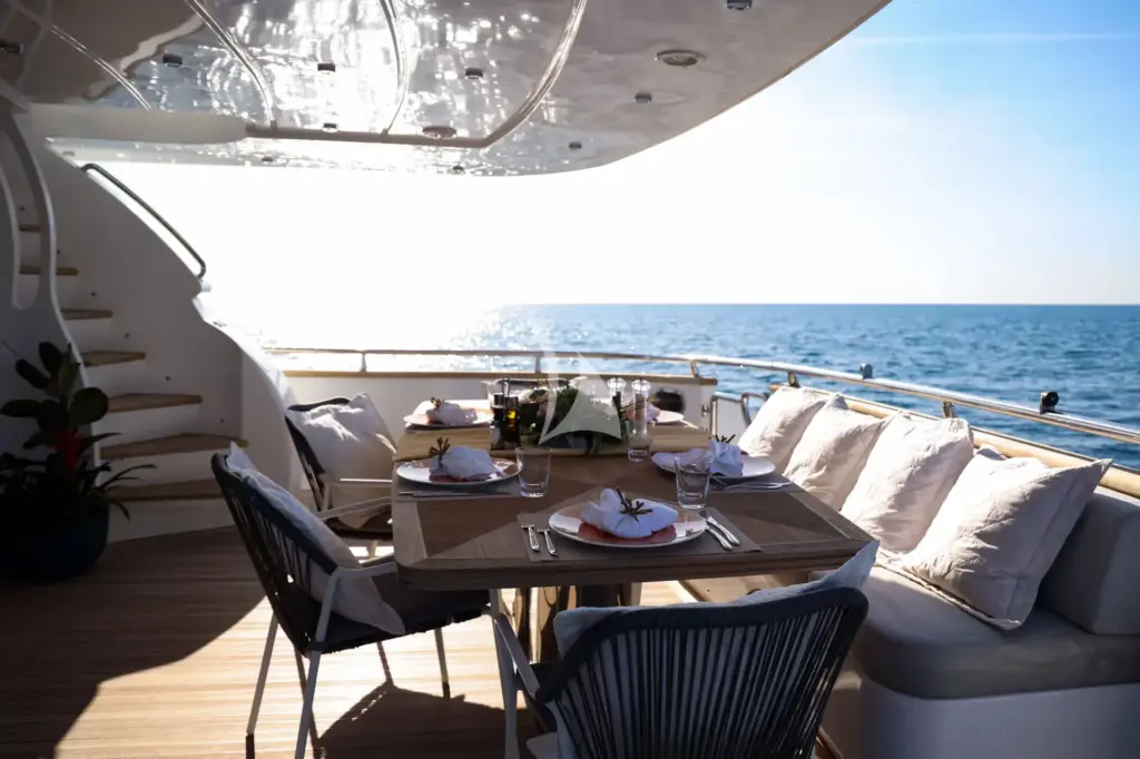 WILLFUL - Main deck - aft table