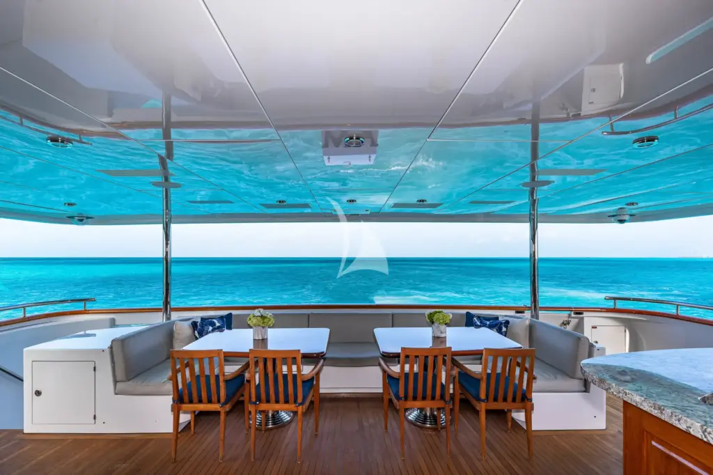 AMORE - Main deck aft
