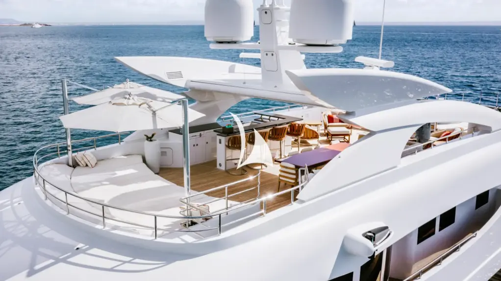 DAISY D - Sun deck sunpads, bar and dining area