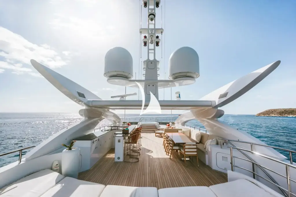 DAISY D - Sun deck bar, dining area, jacuzzi and sunpads