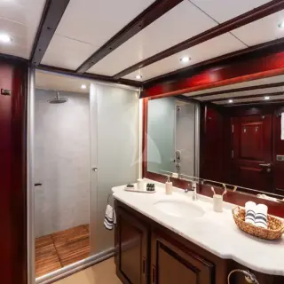 Starboard Twin Cabin (Pullman) Bathroom