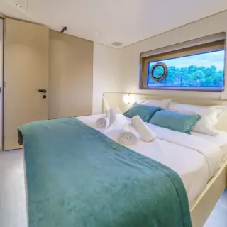 2x VIP cabins