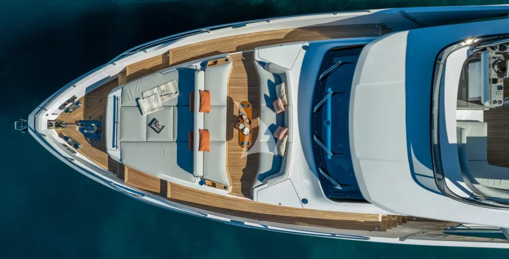 VIVA II - Bow lounge area