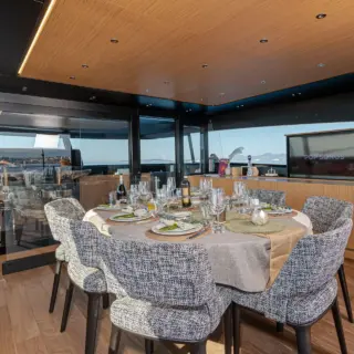 NEW YORK - UPPER DECK DINING TABLE