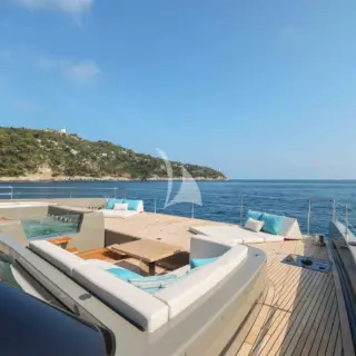 Foredeck Jacuzzi and lounging area