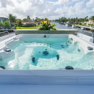 HOT TUB SUN DECK