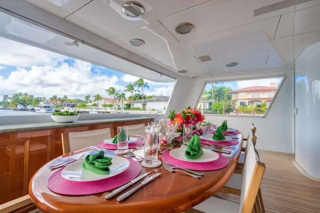 CHANSON - AFT DECK SEATING