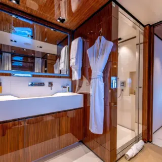 MAIN DECK OWNER SUITE DAYHEAD