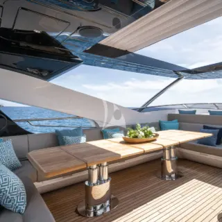 HIGH ENERGY flybridge seating and dining