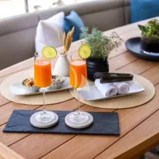 HIGH ENERGY welcome drink and cold towel