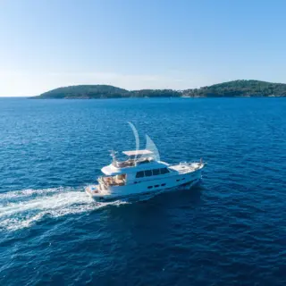 CLOUD 9 Starboard side while cruising