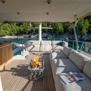 CLOUD 9 Sitting area at the flybridge