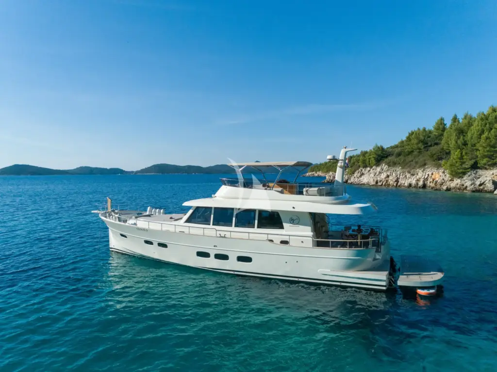 CLOUD 9 Port side with the aft