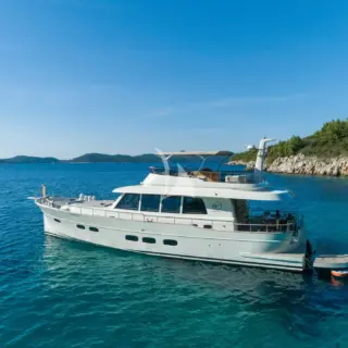 CLOUD 9 Port side with the aft