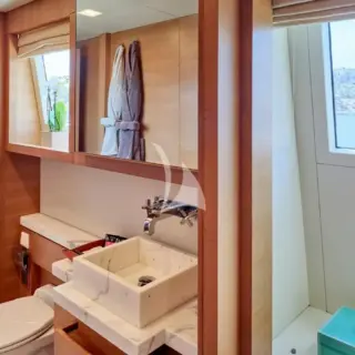 KINTARO - VIP cabin bathroom