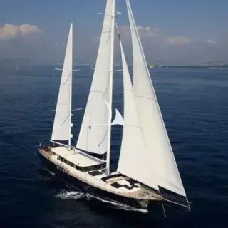 Perla Del Mare sailing
